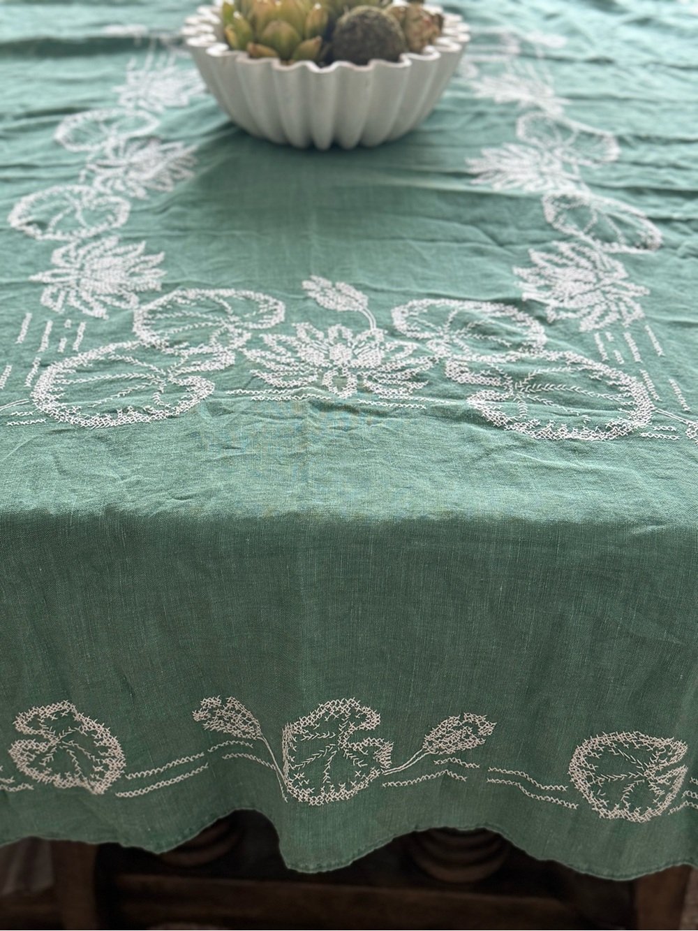 vintage linen tablecloth  white lotus embroidery and cutwork details - Picture 11 of 12